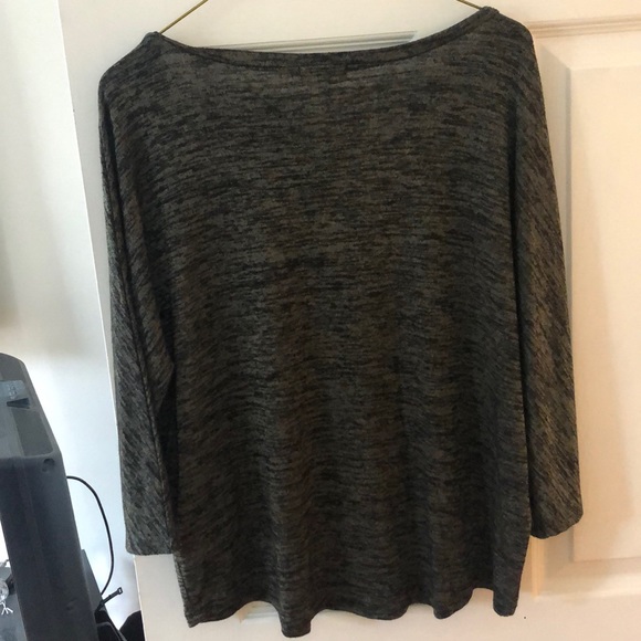 Green and black deep v-neck shirt 3/4 sleeve - Picture 3 of 3